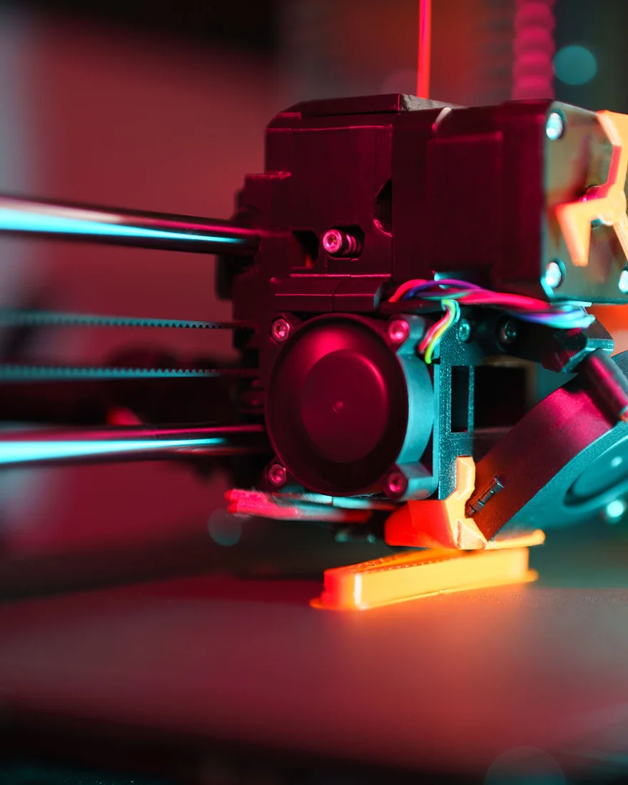 Cabezal de impresora 3D fabricando una pieza capa por capa