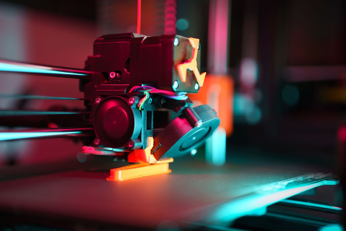 Impresora 3D FDM fabricando una pieza