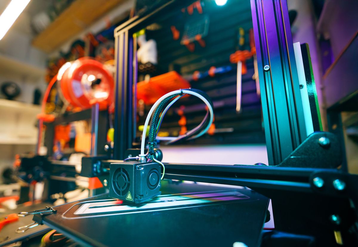 Taller de impresión 3D con equipos en operación